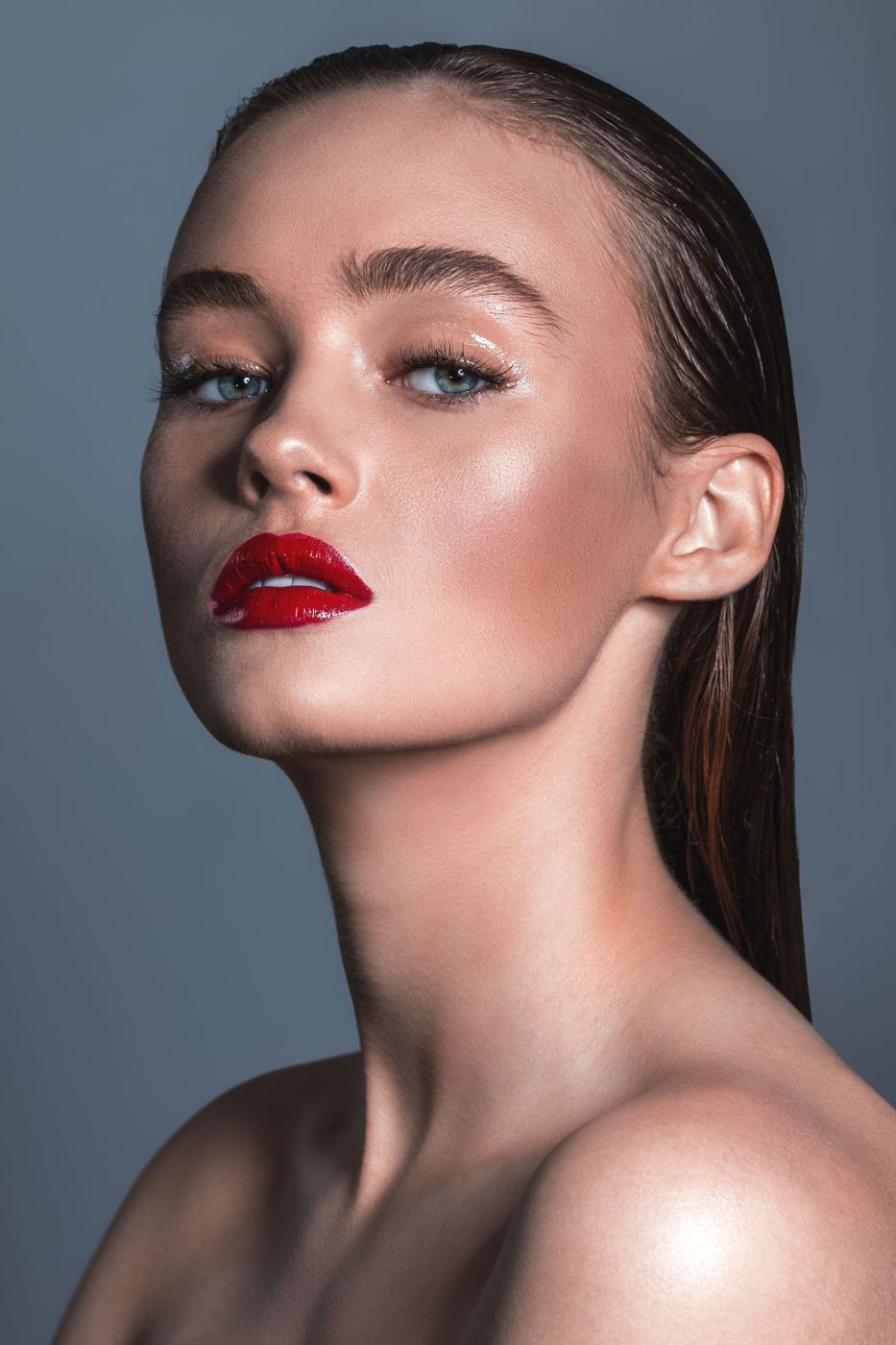 Portret beauty modelki z czerwonymi ustami