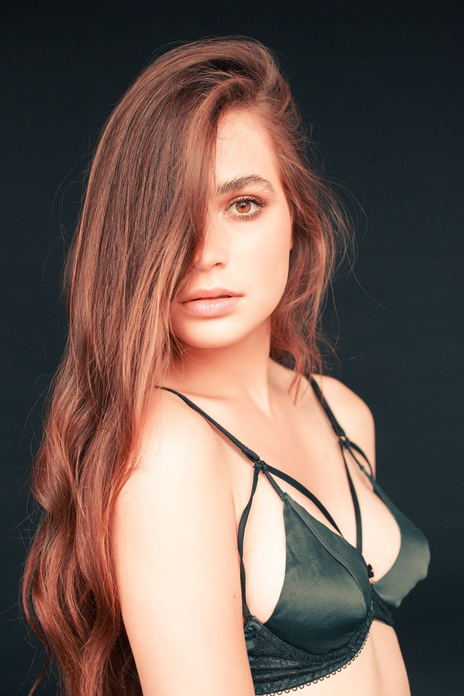 Portret modelki w zielonym satynowym biustonoszu